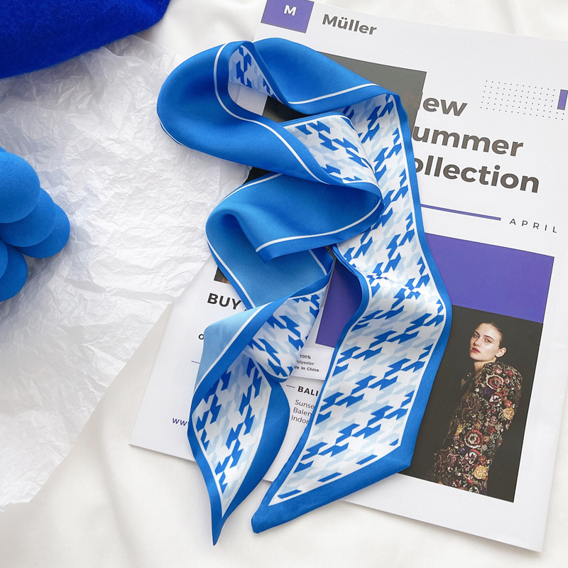 Kleinblauer Seidenschal, neues – Bandana Cotton Bewertung und Preis